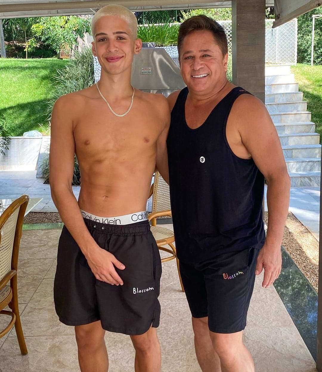 João Guilherme em foto rara com Leonardo (Reprodução) João Guilherme em foto rara com Leonardo (Reprodução)