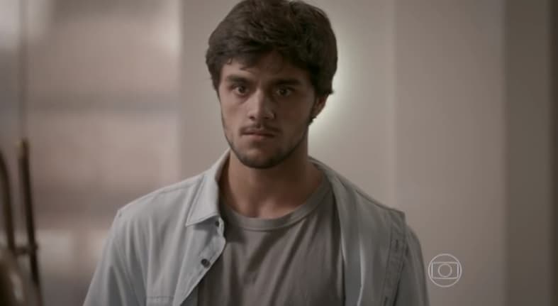 Jonatas quando foi preso injustamente na novela Totalmente Demais 