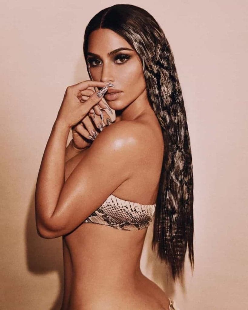 Após erro de Photoshop, Kim Kardashian aparece com três mãos em foto