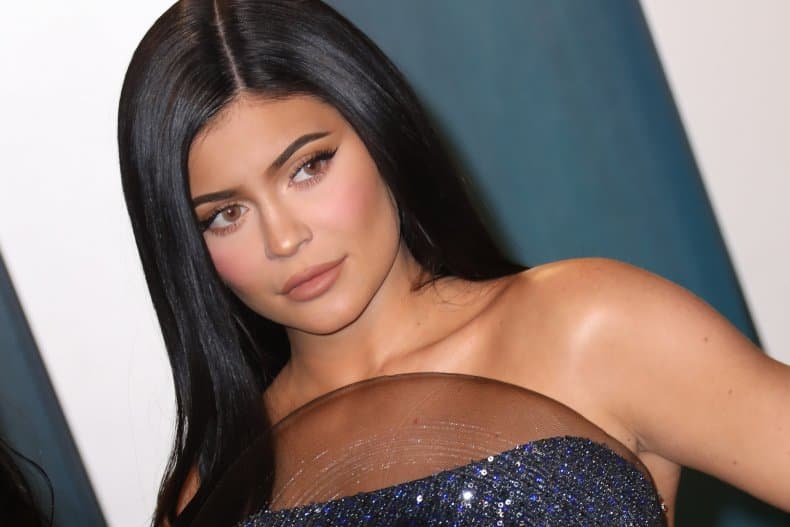 Kylie Jenner divulga vídeo revoltante de Dia das Mães, público não perdoa e cai matando: "Ela é psicopata"