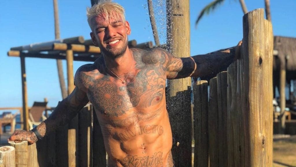 Lucas Lucco é flagrado seminu trepado em ferro e 'ponteiro' acaba ficando à mostra: "Que delícia"