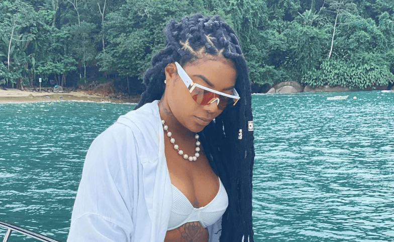Ludmilla, após anúncio de traição e chamar a polícia, ostenta de short aberto e dá recado: "Tranquila"