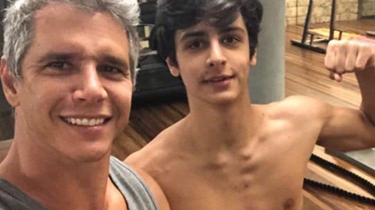 Filho gato de Márcio Garcia rouba a cena e exibe tanquinho todo definido: "Eita"