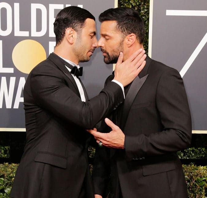 Ricky Martin e marido participam de clipe, protagonizam beijo quente e param a web: "Melhor nos beijamos"