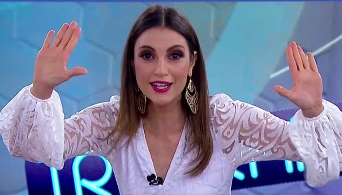 Chris Flores recebe bomba de Silvio Santos, que fica estarrecido vendo a apresentadora da casa e ordena: "Manda"