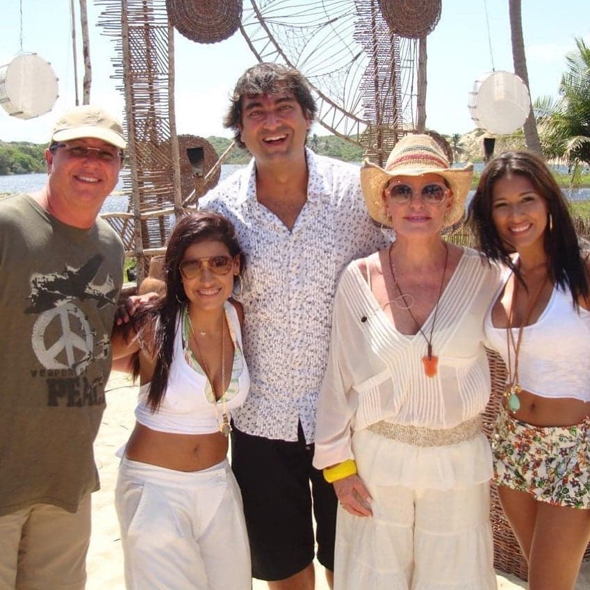 Simone e Simaria ao lado de Boninho, Ana Maria Braga e Zeca Camargo (Foto: reprodução)