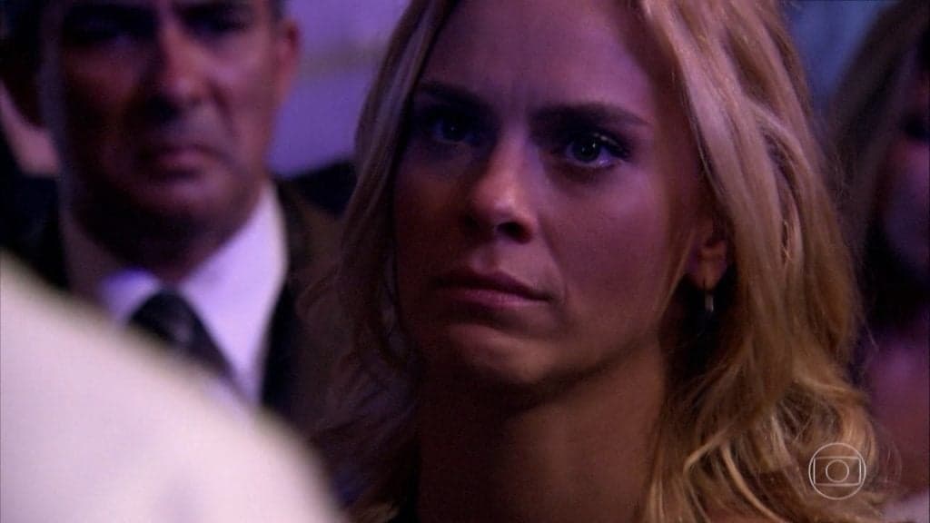 Fina Estampa: De aproveitadora a faxineira, Teodora é humilhada por chefe má e chora ao limpar chão na frente do ex