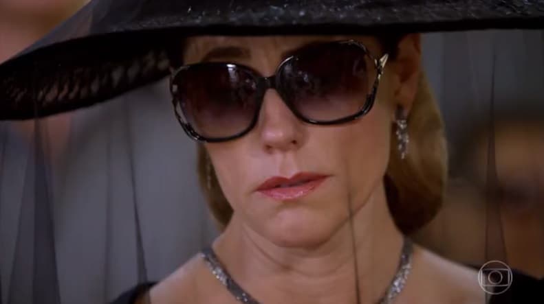 Fina Estampa: Tereza Cristina dá show em enterro de Marcela e é flagrada por testemunha