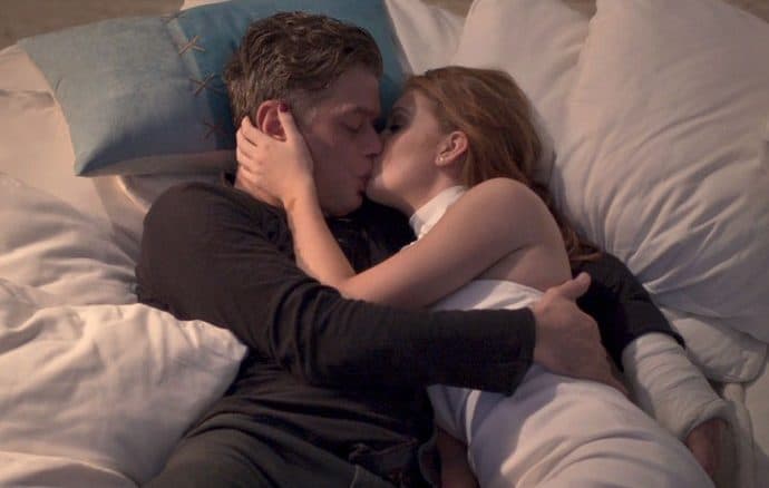 Totalmente Demais: Arthur vai para cama com Eliza e ruiva leva empresário para as alturas