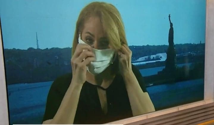 Repórter passa por cima de ordem da Globo, é flagrada sem máscara e toma susto ao vivo