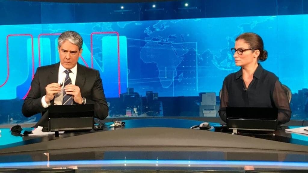 William Bonner e Renata Vasconcellos, em meio a ataques e choro ao vivo, recebem ordem no JN: "Fúnebre"
