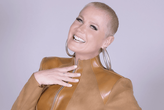 Xuxa esnoba a Record, se derrete em elogios à Globo e defende emissora de ser chamada de lixo: "Rainha"