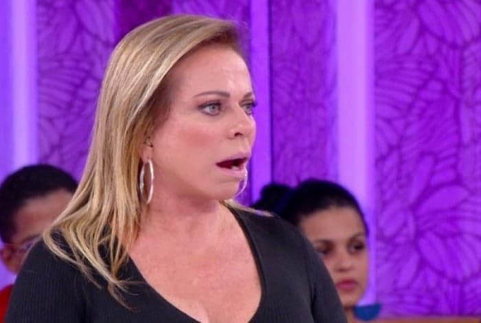 Christina Rocha, aos 63 anos, tem fotos de calcinha fio dental chocante e com parte íntima pra fora: "Cavado"