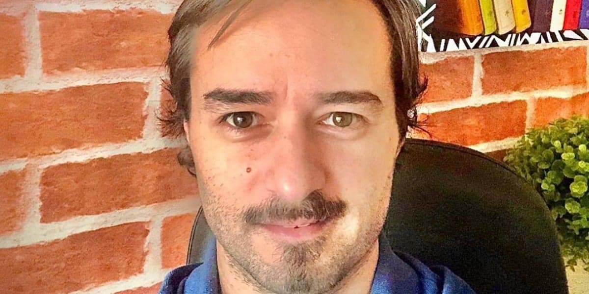 Alessandro Lo-Bianco é repórter do programa A Tarde é Sua (Foto: Reprodução/Instagram) Alessandro Lo-Bianco é repórter do programa A Tarde é Sua (Foto: Reprodução/Instagram)