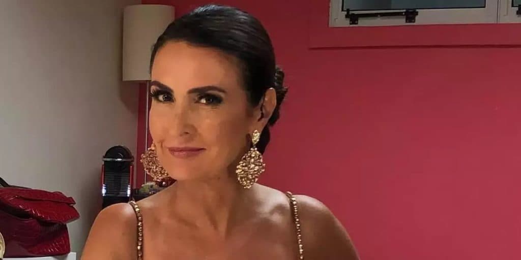 Fátima Bernardes, após escândalo de sexo e clamar por William Bonner, surge no matagal e admite: "É emocionante"