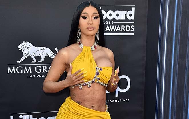 Ousada, Cardi B para tudo, posa sem calcinha e exibe bumbum de tirar o fôlego: "gigante"
