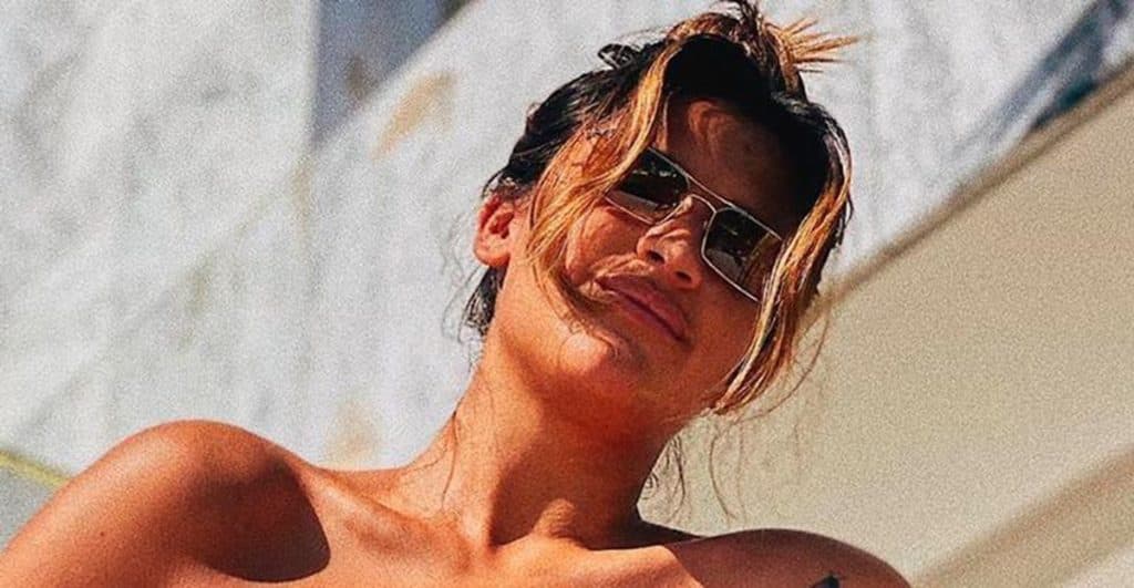 Giulia Costa, filha de Flávia Alessandra, deixa os seios à mostra em foto e leva marmanjos ao delírio: "Deliciosa"