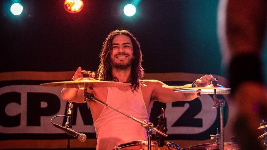 Japinha, músico da CPM 22, é acusado de assédio após conversa com garota de 16 anos vazar: "roubar você para mim"