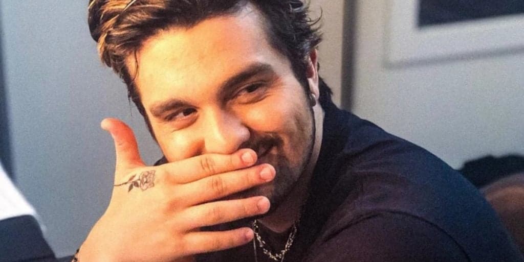 Luan Santana fala publicamente sobre ser gay e decide assumir para o público: "Divulga aí para a galera"