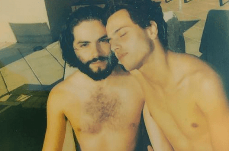 Lucas Oliveira agarrado com o seu namorado (Foto: Reprodução)