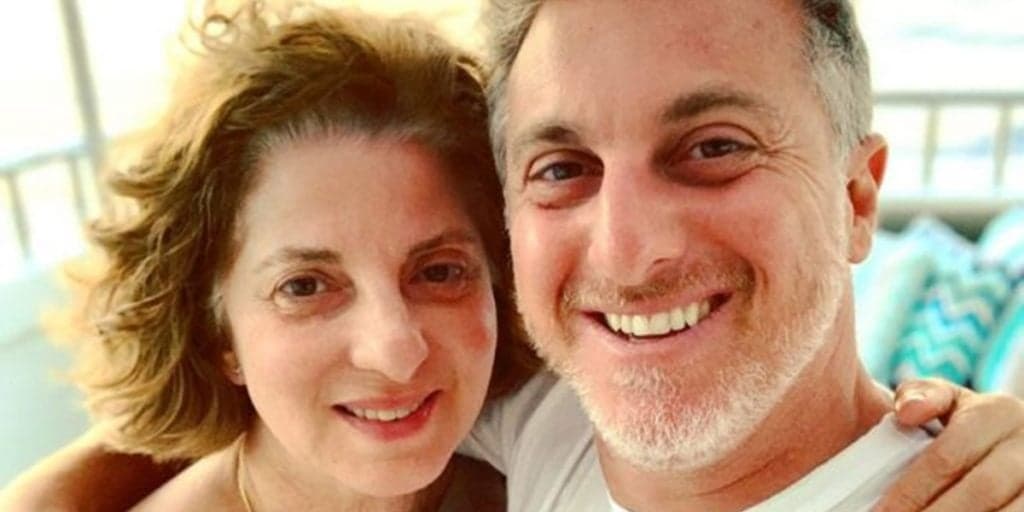 Mãe de Luciano Huck desmorona, escracha tudo ao vivo e fala que perdeu o chão com filho se assumindo gay: "Chorei"