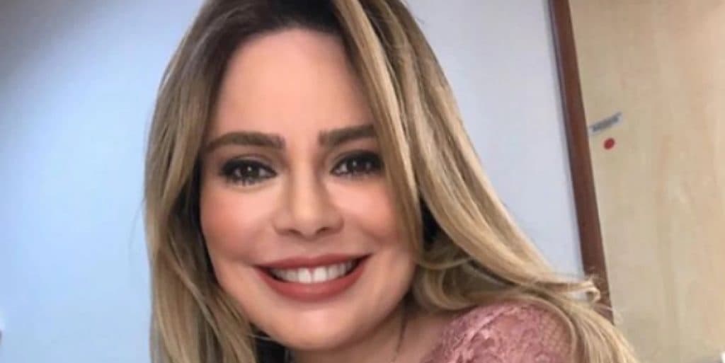 Rachel Sheherazade perde a timidez, deixa parte do corpo à mostra em fotos sensuais e leva fãs à loucura: "Deliciosa"