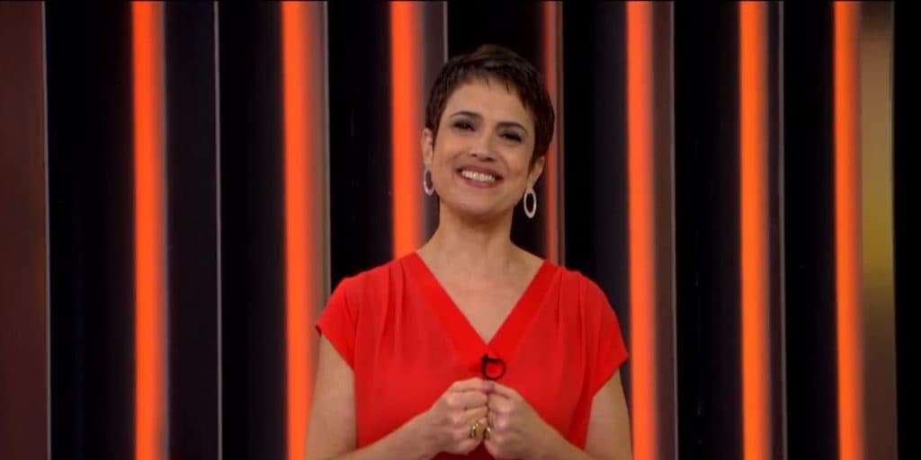 Sandra Annenberg, discreta em relação a sua vida pessoal, surge ao lado da filha e do marido em clique raro e impressiona