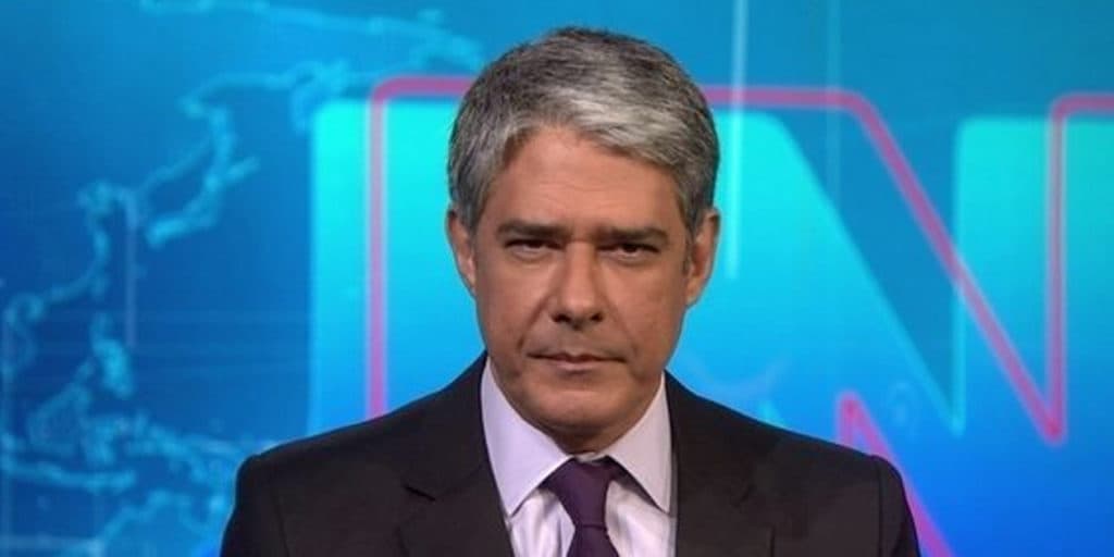 William Bonner sugere estratégia do governo em atrasar dados e coloca contra parede: "Nossa missão"