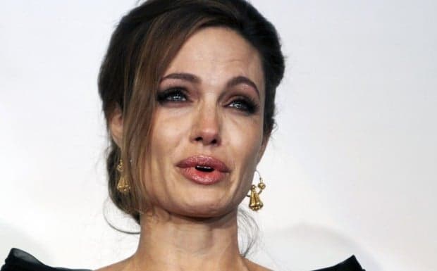 Inconformada, Angelina Jolie anuncia perda da filha e desaba: "faleceu durante uma cirurgia"