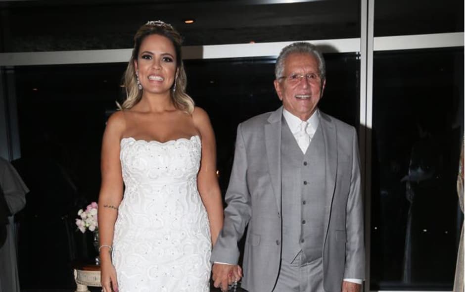 Esposa de Carlos Alberto, após escândalo com ex do apresentador e prantos na TV, faz textão: "Energias ruins"