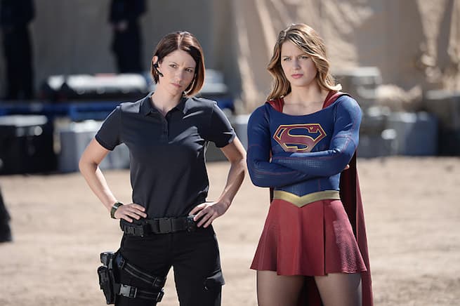 Atriz de Supergirl sai do armário e revela bissexualidade em texto emocionante: "essa sou eu de verdade"