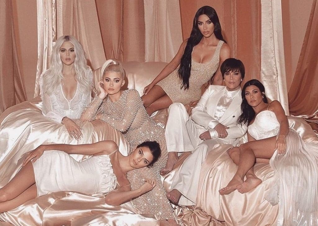 Em meio à quarentena, clã Kardashian-Jenner entra em escândalo após festão: "Foi bom"