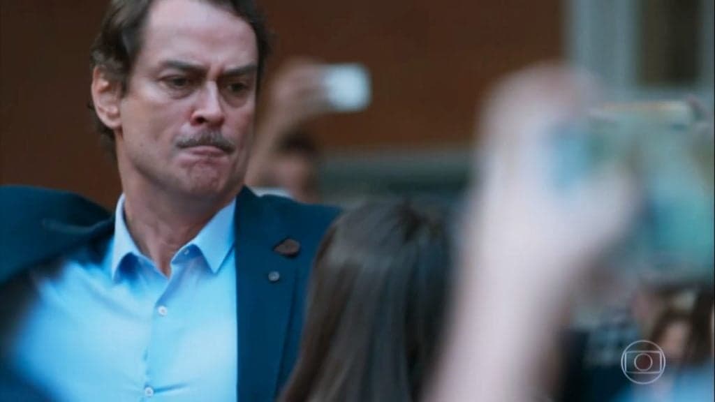 Edgar perde a linha com a filha em cena tensa de Malhação Edgar perde a linha com a filha em cena tensa de Malhação