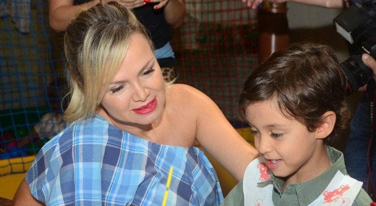 Filho de Eliana, após grave doença da mãe, desabafa em carta e mensagem é exposta: "Não vai nos impedir"