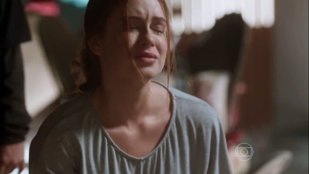 Eliza desaba no choro em cena de Totalmente Demais