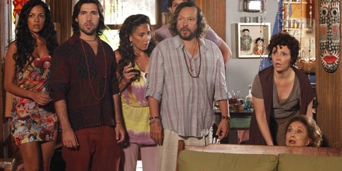 Todos na pousada ficam assustados com Joana (Suzana Pires) em Fina Estampa (Foto: Divulgação/Globo)