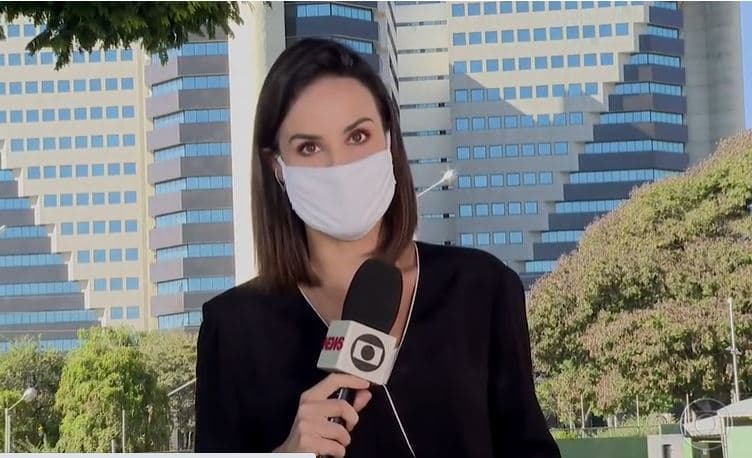 Ao vivo, repórter da Globo dá notícia urgente, é traída pelo desespero e acaba disparando: "Otário"
