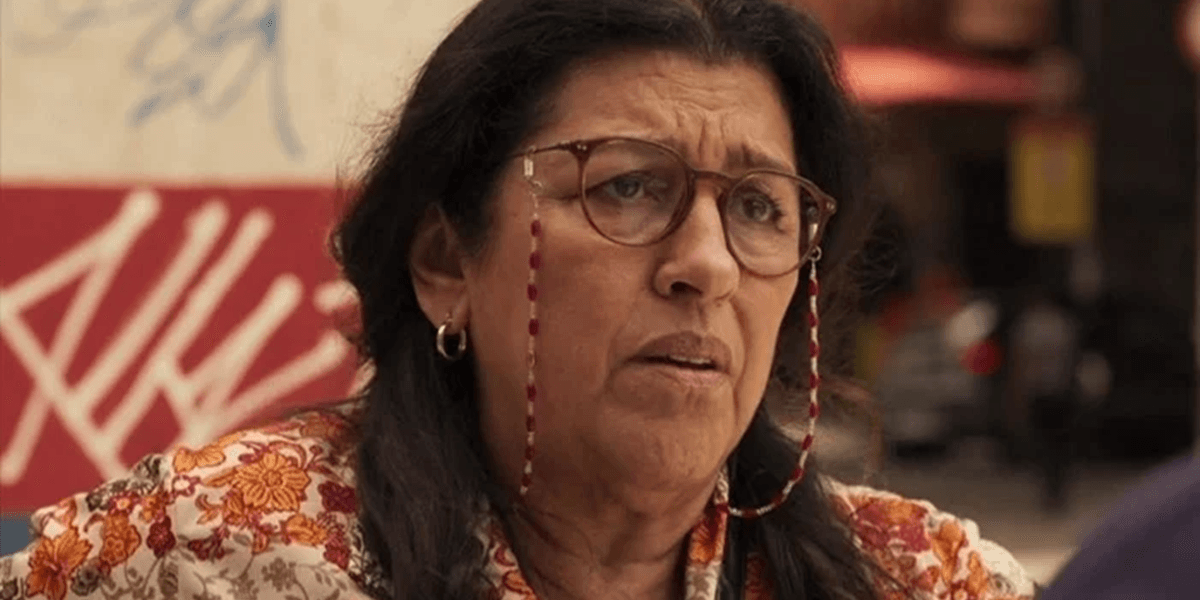 Regina Casé (Lurdes) em Amor de Mãe; atriz será afetada por mudanças na Globo (Foto: Reprodução/Globo)