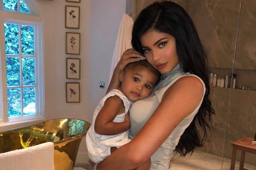 Kylie Jenner, após morte de George Floyd, repudia racismo e revela medo: "Temo pela minha filha"