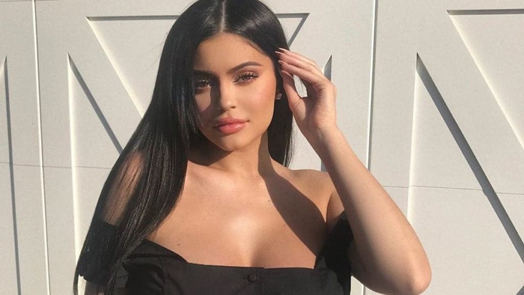 Kylie Jenner tem foto comprometedora vazada, mamilos ficam à mostra e registro viraliza: "gostosa"