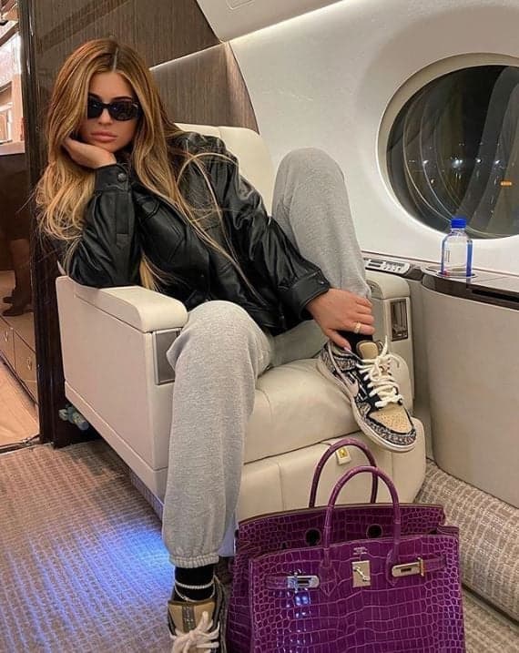Aos 22 anos, Kylie Jenner ostenta com jatinho particular (Foto: Reprodução)