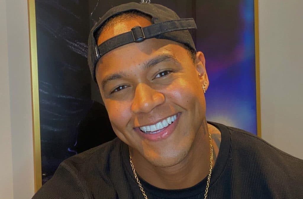 Léo Santana mostra resultado de implante capilar