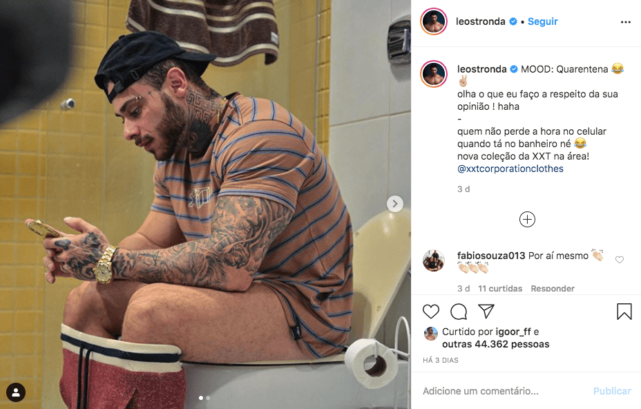O famoso cantor e empresário, Leo Stronda deixou os seus seguidores de queixo caído ao aparecer no banheiro com tudo à mostra (Foto: reprodução/Instagram)