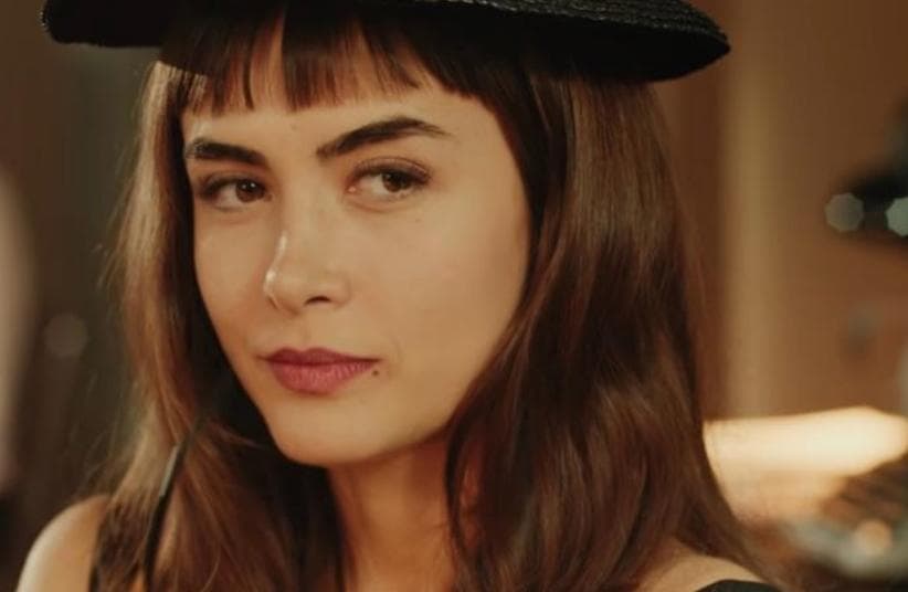 Maria Casadevall, após namorar Caio Castro, assume romance com mulher: "Sapatão"