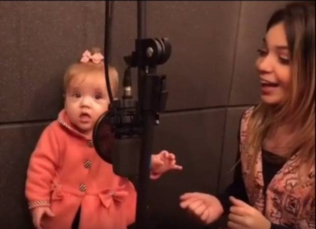 MC Melody vira polêmica ao gravar música com irmã de apenas 10 meses e público detona: “Que família precoce”