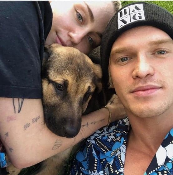 Miley Cyrus, Cody Simpson e o novo membro da família, BO (Foto: Reprodução)