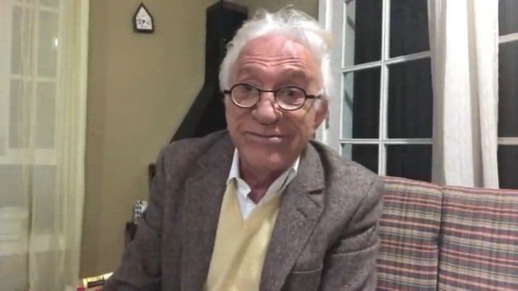 Moacyr Franco remói demissão arrasadora do SBT, aciona guerra com Carlos Alberto e atiça: "Finge"