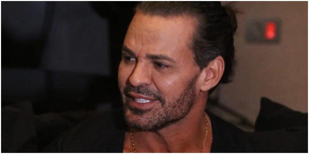 Eduardo Costa surgiu com morena e fez anúncio (Foto: Reprodução)
