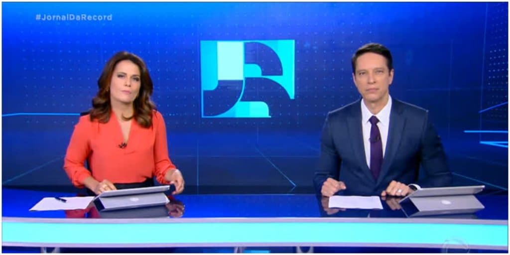 Jornal da Record vaza áudio ao vivo, público fica sem chão e xingamento arrebenta emissora: "Ataque essa vagab****"