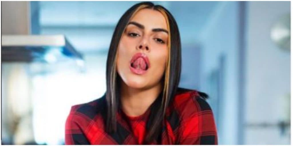 Cleo surge em foto sexy e público é pego de surpresa com revelação bomba: "Minha namorada"